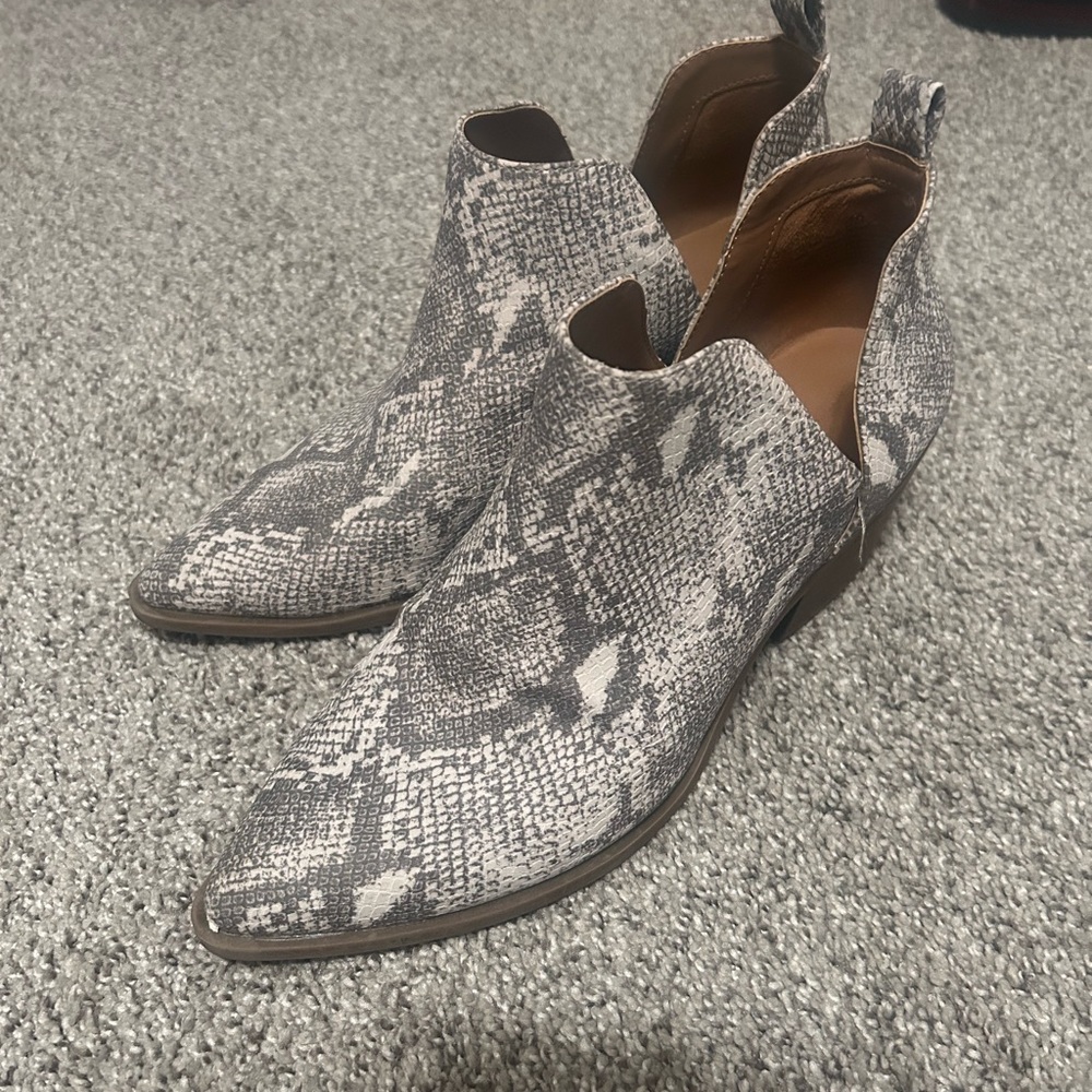 Universal Thread Gray Snakeskin Ankle Booties